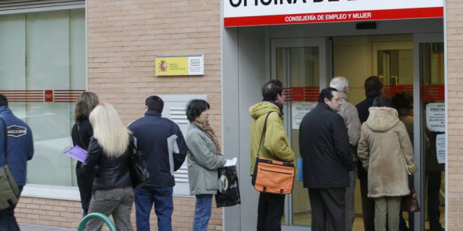 ESPAÑA-DESEMPLEO-INEM:MD04. MADRID, 03/12/08.- Un grupo de personas hacen hoy cola en la entrada de una oficina de empleo de la Comunidad de Madrid. El paro llegó en noviembre a 2.989.269 personas, creciendo a una media de 5.708 al día, por lo que hoy se superan los 3 millones de desempleados. EFE/Victor Lerena