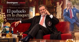 Abogado con toga y pañuelo de bolsillo en la chaqueta, en el despacho