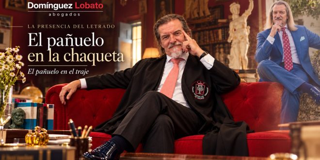 Abogado con toga y pañuelo de bolsillo en la chaqueta, en el despacho