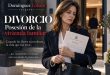Mujer con la sentencia de divorcio y las llaves de la vivienda familiar ante la casa en la que vive su exmarido