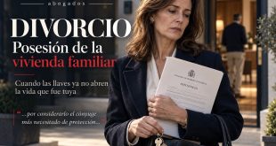 Mujer con la sentencia de divorcio y las llaves de la vivienda familiar ante la casa en la que vive su exmarido