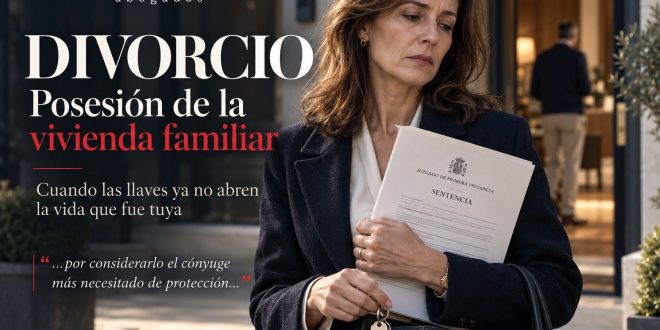 Mujer con la sentencia de divorcio y las llaves de la vivienda familiar ante la casa en la que vive su exmarido